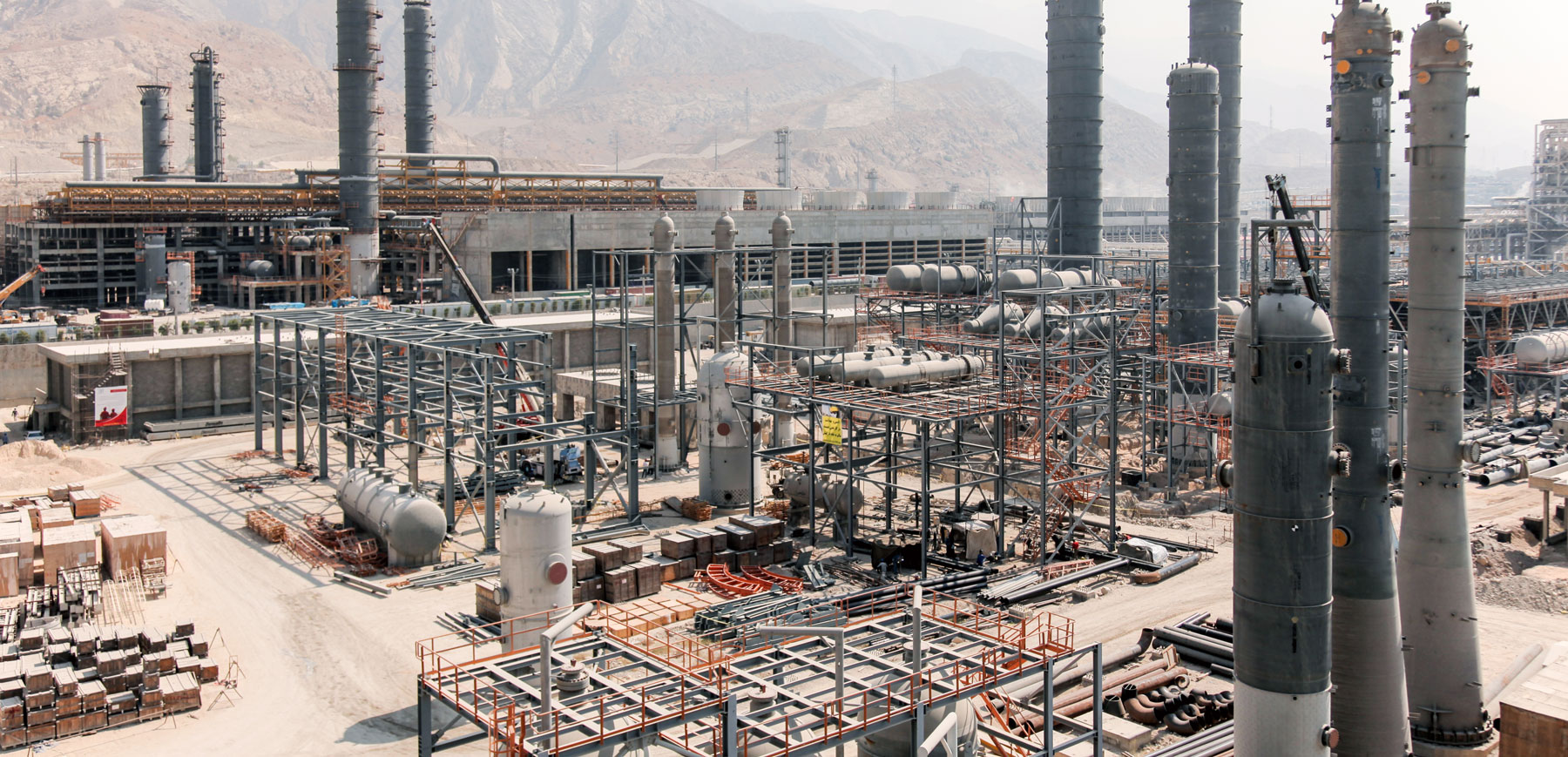 عملیات احداث ابنیه صنعتی و نصب تجهیزات پتروشیمی دنا